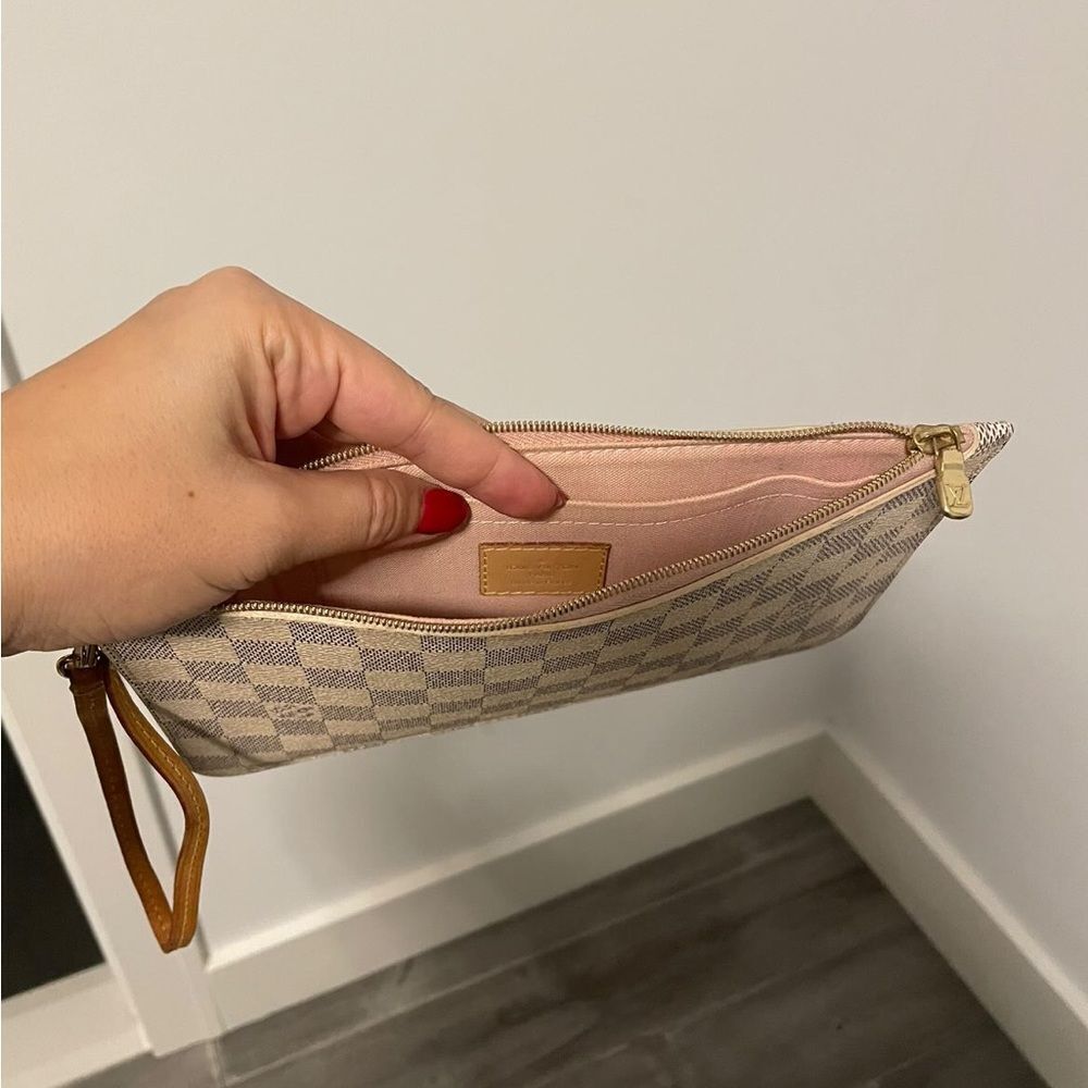 Louis Vuitton
Pochette Wristlet - Picture 4 of 4